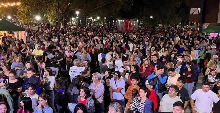 San Jorge: Multitudinaria convocatoria en la Plaza San Martín para celebrar las Fiestas Patronales