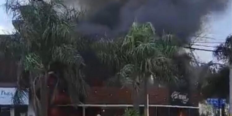 San Lorenzo: Se incendió la parrilla restaurante “La Picaña” en la esquina del Campo de la Gloria