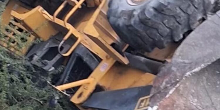 Tragedia en el interior de Córdoba: un operario murió aplastado por la pala mecánica con la que trabajaba