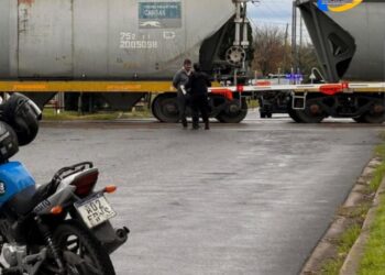 Granadero Baigorria: Caminaba con auriculares, la atropelló un tren y está fuera de peligro