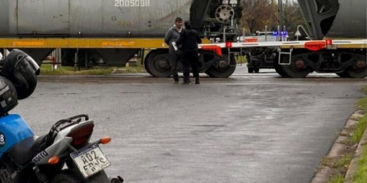 Granadero Baigorria: Caminaba con auriculares, la atropelló un tren y está fuera de peligro