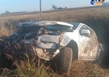 UNA CAMIONETA VOLCÓ EN LA ZONA RURAL DE LAS ROSAS. UNA MUJER CON LESIONES