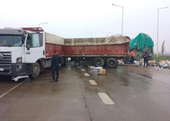 ATENCION: Autopista Rosario-Córdoba cortada desde Ruta 15 hacia Tortugas por un accidente entre dos camiones que quedaron cruzados.