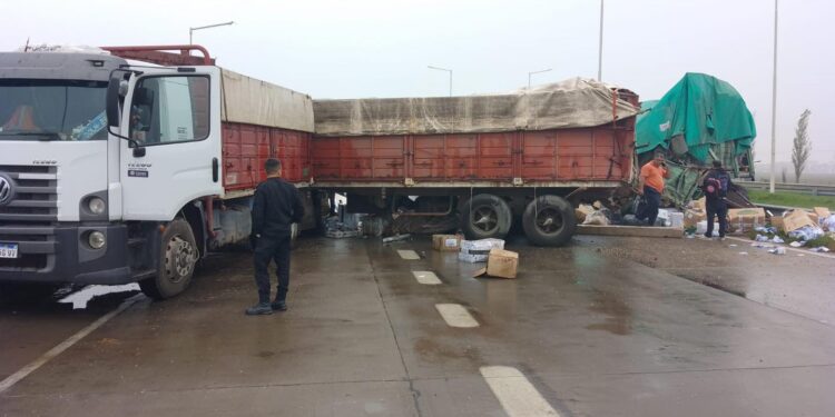 ATENCION: Autopista Rosario-Córdoba cortada desde Ruta 15 hacia Tortugas por un accidente entre dos camiones que quedaron cruzados.