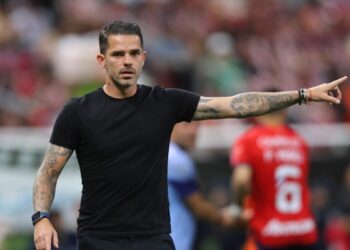 Fernando Gago fue despedido de su cargo como DT de Boca.