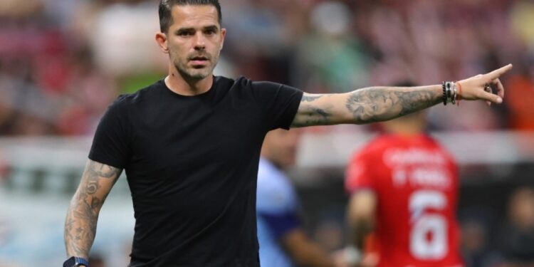 Fernando Gago fue despedido de su cargo como DT de Boca.