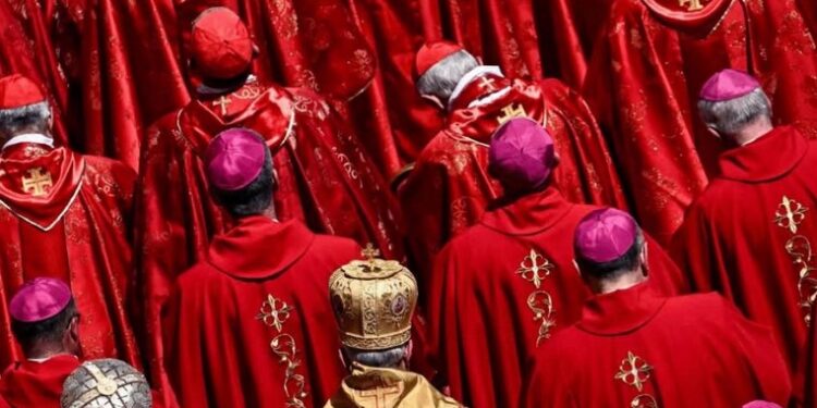 Los cardenales volvieron a reunirse este sábado en el Vaticano, a solo días del inicio del Cónclave.