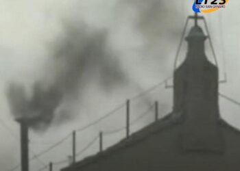 Los cardenales electores del Colegio Cardenalicio están reunidos en la Capilla Sixtina para elegir al sucesor del papa Francisco.