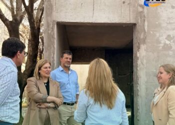 San Genaro: Visita de autoridades en la Escuela Técnica N° 674, donde los funcionarios provinciales fueron recibidos por la directora Carina Felipelli y el personal escolar.