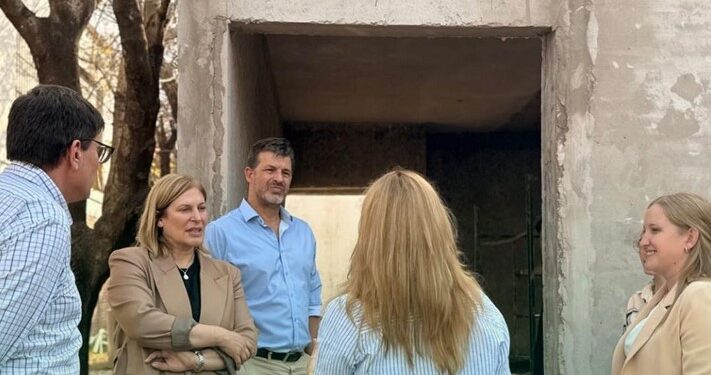 San Genaro: Visita de autoridades en la Escuela Técnica N° 674, donde los funcionarios provinciales fueron recibidos por la directora Carina Felipelli y el personal escolar.