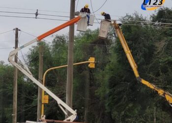 GÁLVEZ: PERSONAL DE LA COOPERATIVA ELÉCTRICA TRABAJA DEBIDO A DIFICULTADES POR LA TORMENTA