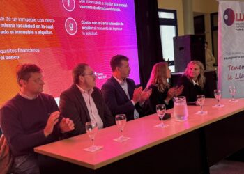 EL SENADOR DIANA Y LA VICE GOBERNADORA GISELA SCALGIA PRESENTARON EL PROGRAMA LLAVE EN LA CIUDAD DE GÁLVEZ