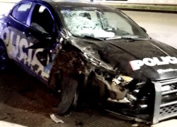 Rosario: Un patrullero chocó contra un auto estacionado, que terminó contra un árbol y a su paso, embistió a un rastrojero
