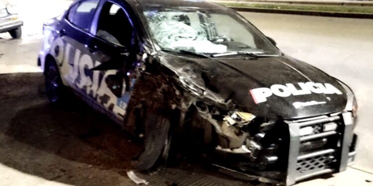 Rosario: Un patrullero chocó contra un auto estacionado, que terminó contra un árbol y a su paso, embistió a un rastrojero