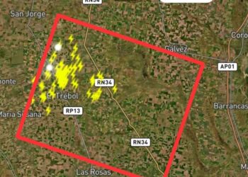 Atención El Trébol, Centeno, San Genaro y alrededores al este por actividad eléctrica intensa detectada en la zona. Probables chaparrones fuertes, ráfagas de viento y ocasional caída de granizo pequeño en los próximos 120 minutos.