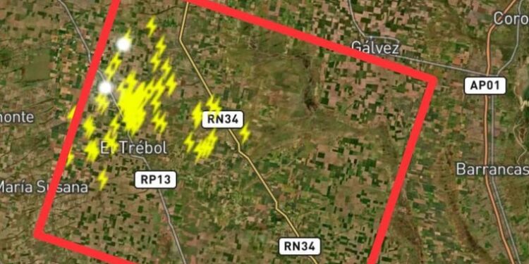 Atención El Trébol, Centeno, San Genaro y alrededores al este por actividad eléctrica intensa detectada en la zona. Probables chaparrones fuertes, ráfagas de viento y ocasional caída de granizo pequeño en los próximos 120 minutos.