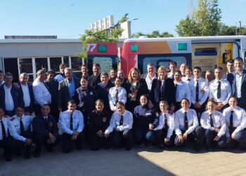 Galvez la Vicegobernadora Gisela Scaglia acompañada por ministros y autoridades entregaron una Ambulancia 0KM a la Federacion de Bomberos de Santa Fe