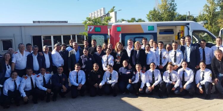 Galvez la Vicegobernadora Gisela Scaglia acompañada por ministros y autoridades entregaron una Ambulancia 0KM a la Federacion de Bomberos de Santa Fe