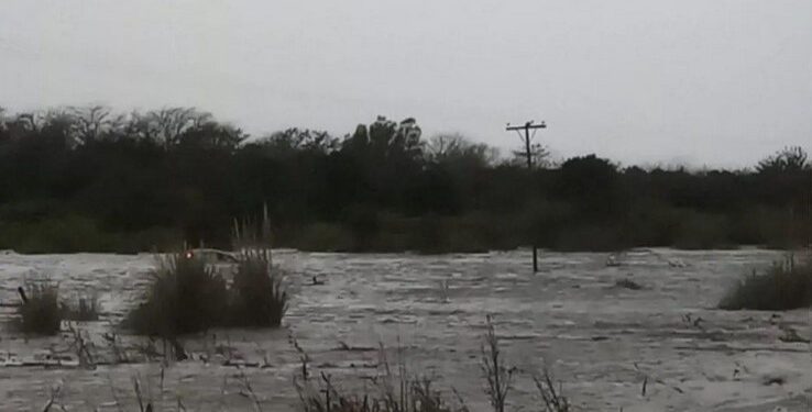 Debido al fuerte temporal, se registran anegamientos y cortes en varias rutas nacionales y autopistas en la provincia de Bs As.