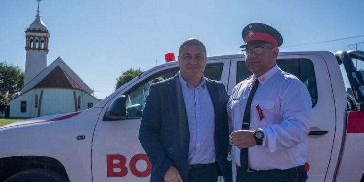 Timbues: PRIMER AÑO DE BOMBEROS CON ENTREGA DE CAMIONETA PARA RESPUESTA RÁPIDA