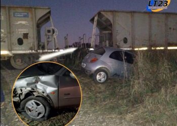 Totoras: Accidente entre un auto y el tren. Una mujer herida