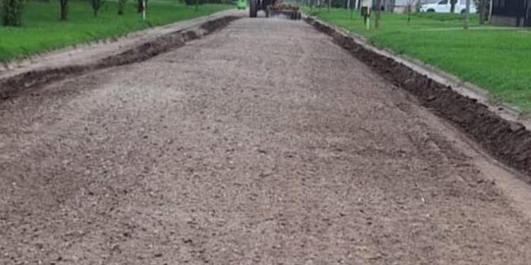 Centeno: Comenzaron a trabajar sobre la calle “Santiago Massa” con el fin de realizar la primera cuadra de hormigón del Programa Brigadier.