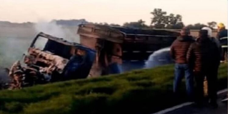 Una ambulancia chocó con un camión cerca de Elortondo: murieron un médico y el chofer