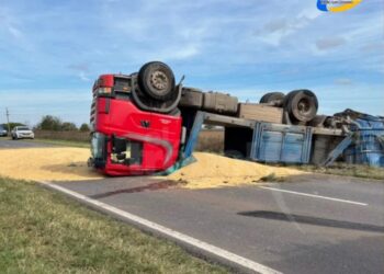 Impresionante vuelco de camión en Ruta 13 cerca de El Trébol
