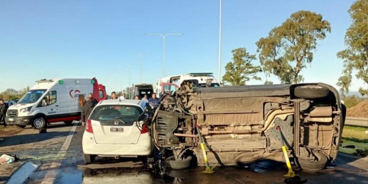 Choque en la autopista Rosario-Santa Fe: dos autos involucrados y heridos graves