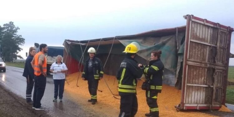 UN CAMIÓN VOLCÓ SU ACOPLADO CARGADO DE MAÍZ EN RUTA 33, A LA ALTURA DE VENADO TUERTO