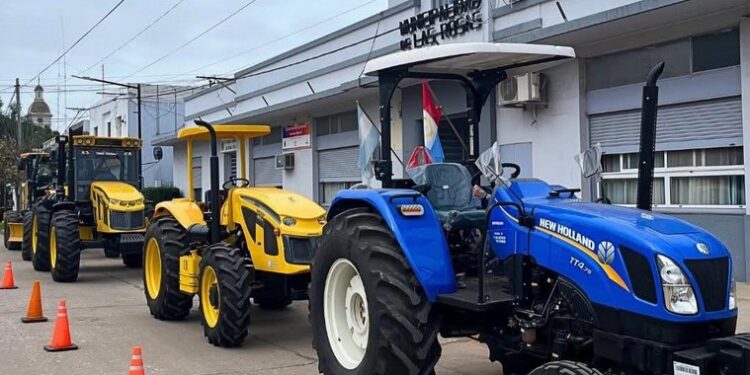Las Rosas: En el día de hoy, se presentaron frente al edificio municipal las nuevas maquinarias adquiridas por el municipio