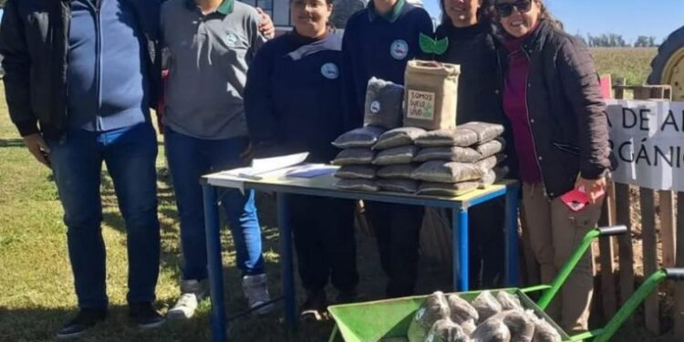El Trebol: LA ESCUELA AGROTÉCNICA PRESENTÓ EL COMPOST QUE PRODUCE