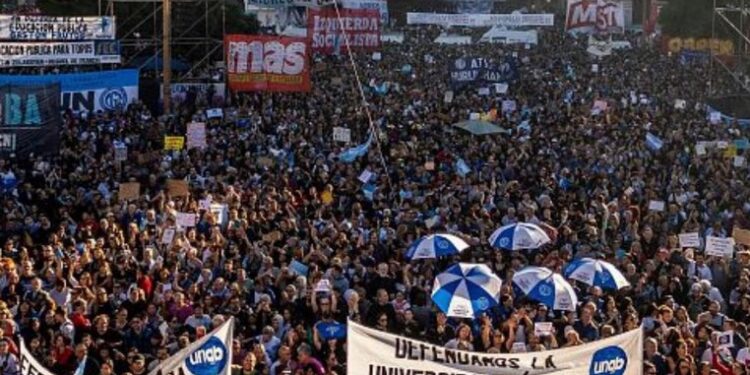El gobierno nacional emitió un nuevo decreto para limitar el derecho a la huelga