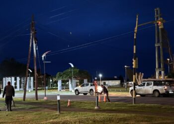 San Genaro: Personal municipal trabaja en zona de semáforos por cables caídos y dificultades por los fuertes vientos de la madrugada