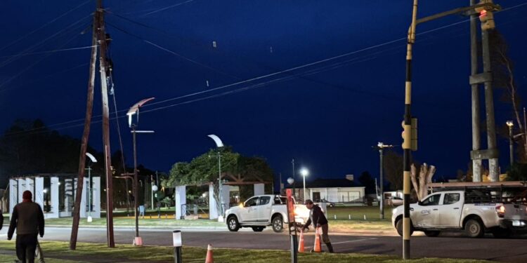 San Genaro: Personal municipal trabaja en zona de semáforos por cables caídos y dificultades por los fuertes vientos de la madrugada