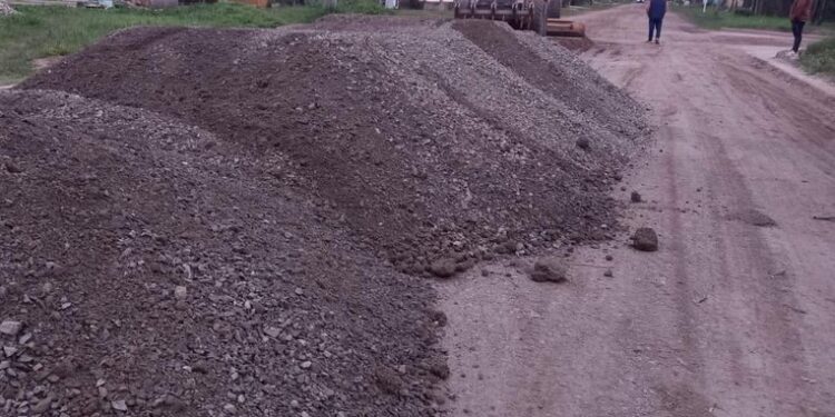 Coronda: Comenzaron los trabajos de ripiado y mejoramiento en las calles Mitre y Melchor Martínez