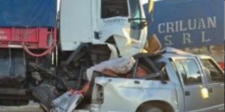 Por choque entre camión y camioneta hubo corte total en el puente Rosario-Victoria