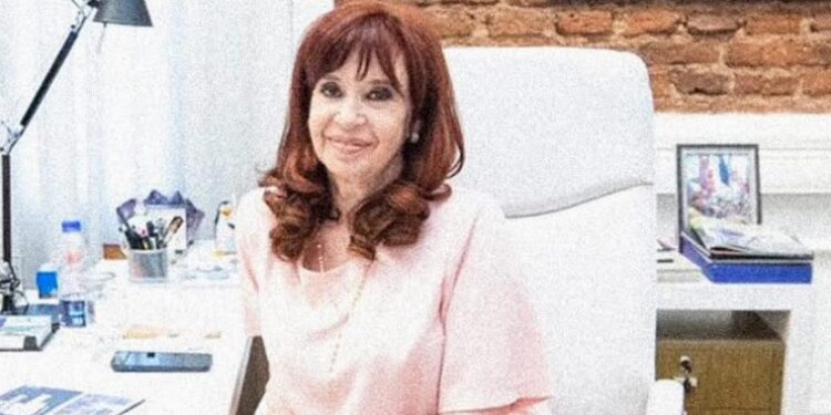 Cristina Kirchner habló a la militancia que concentra en Plaza de Mayo