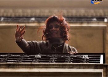 Cristina no podrá saludar desde su balcón durante la prisión domiciliaria