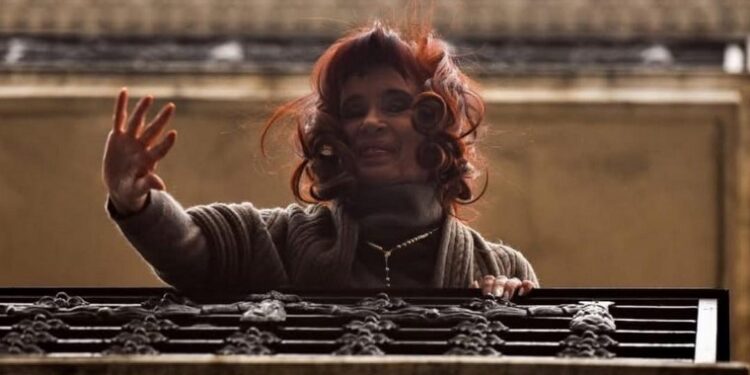 Cristina no podrá saludar desde su balcón durante la prisión domiciliaria