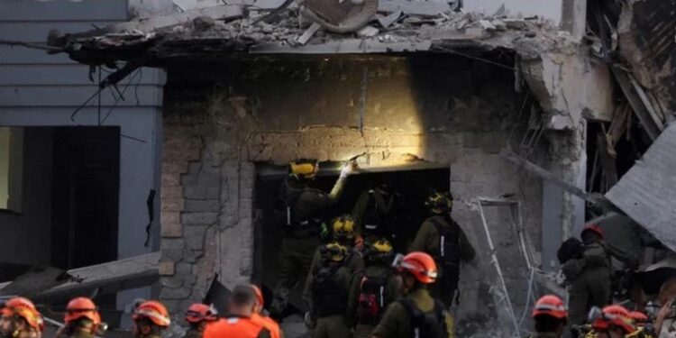 Dos diputados argentinos esperan ser evacuados de Israel