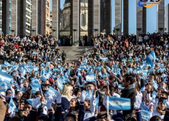 En Rosario: más de 10 mil estudiantes y ciudadanos de todo el país prometieron lealtad a la bandera