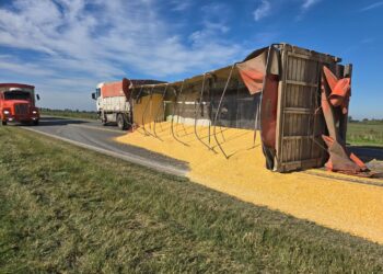 Gálvez: Un camión volcó su acoplado cargado de cereal en ruta 10, a la altura de la curva «del basural».