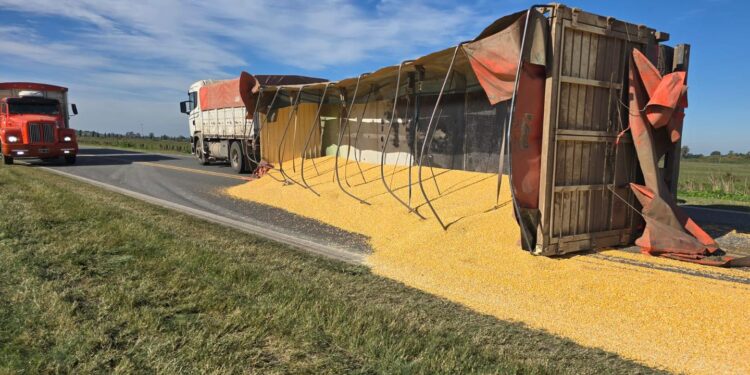 Gálvez: Un camión volcó su acoplado cargado de cereal en ruta 10, a la altura de la curva «del basural».