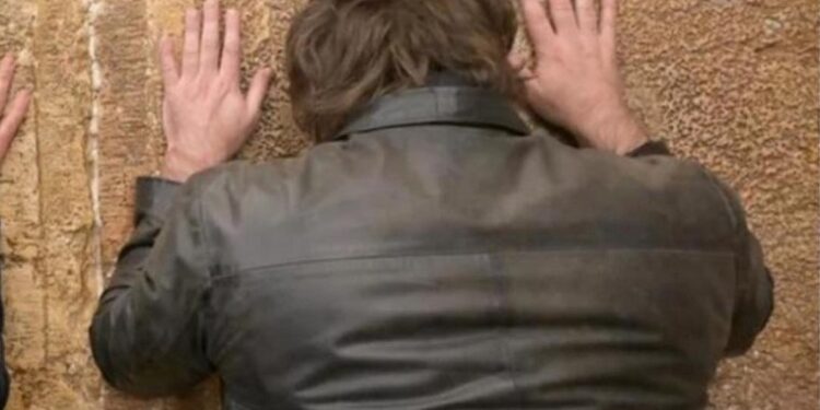 Milei llegó a Israel y fue a rezar al Muro de los Lamentos