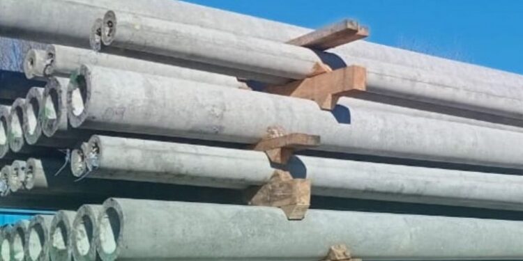 San Genaro: La Municipalidad recibió los postes destinados al tendido eléctrico pertenecientes al “Loteo Social”