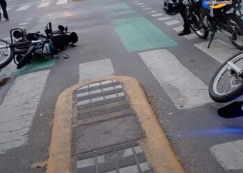 CHOCARON ENTRE SÍ DOS MOTOS DE LA POLICIA EN AV. PELLEGRINI A LA ALTURA DE BUENOS AIRES. UNO DE LOS OFICIALES RESULTÓ LESIONADO