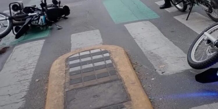 CHOCARON ENTRE SÍ DOS MOTOS DE LA POLICIA EN AV. PELLEGRINI A LA ALTURA DE BUENOS AIRES. UNO DE LOS OFICIALES RESULTÓ LESIONADO