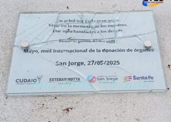 San Jorge: Rompieron una placa de cristal inaugurada tan solo días atrás en plaza San Martín