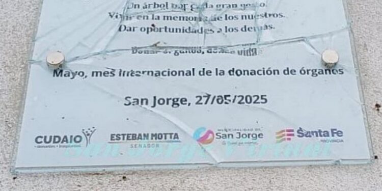 San Jorge: Rompieron una placa de cristal inaugurada tan solo días atrás en plaza San Martín